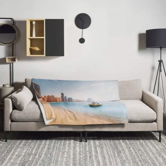 Hypoallergene Polyester-Sofadecke 125x150cm mit textiler Druck von BUYATHOME24, gemütlich und weich für entspannte Stunden.