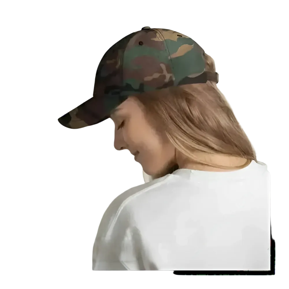 Damen Baseball Cap aus Baumwolle in Camouflage-Grün, verstellbar von 52 bis 59 cm, mit BUYATHOME24 Logo.