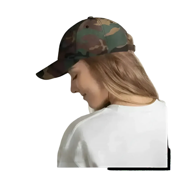 Damen Baseball Cap aus Baumwolle in Camouflage-Grün, verstellbar von 52 bis 59 cm, mit BUYATHOME24 Logo.