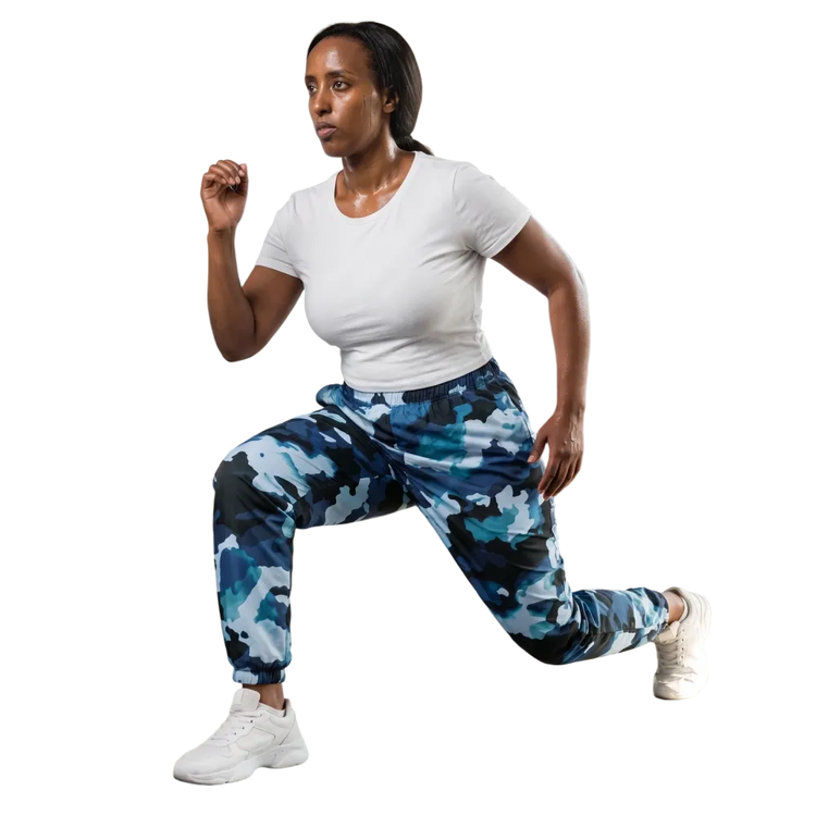 Blaue Camouflage Unisex Trainingshose aus Polyester mit Reißverschlusstaschen, erhältlich in XS bis 3XL, bequem und sportlich.