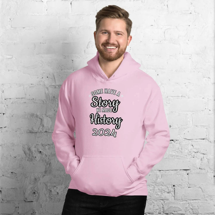 Hellpinkfarbener unisex Grafik-Hoodie aus Baumwolle in S-5XL, mit Druck, von BUYATHOME24, für Herren und Damen.