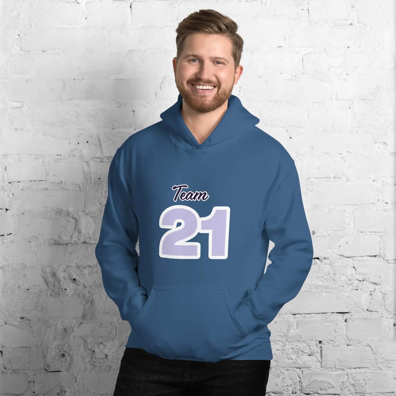 Indigoblauer Hoodie von BUYATHOME24, Herren- und Damenmodell, mit Druck, in Größe S bis 5XL, bequem und stylisch.