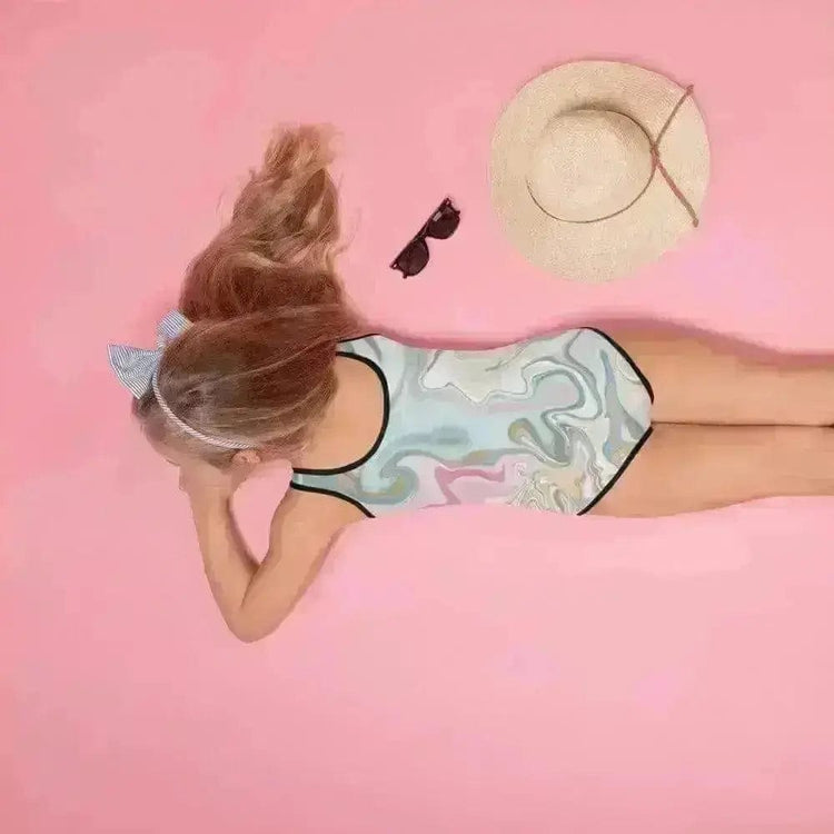 Mädchen Badeanzug mit UV-Schutz 40 von BUYATHOME24, handgenäht, in Größe 92-128, farbiger Textildruck, für sonnigen Strandtag