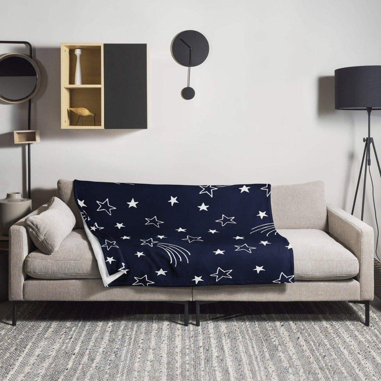 Hypoallergene Polyester-Kuscheldecke 125x150cm von BUYATHOME24, weiche Sofadecke für gemütliche Abende, Textildruck.