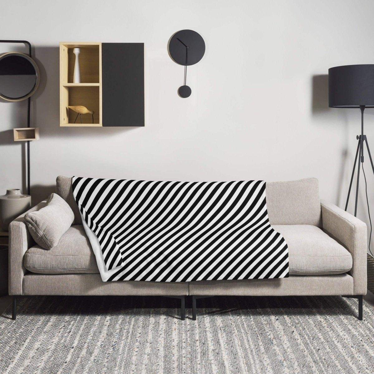 Hochwertige hypoallergene Sofadecke 125x150cm von BUYATHOME24, pflegeleicht und bedruckbar, ideal für gemütliche Abende.