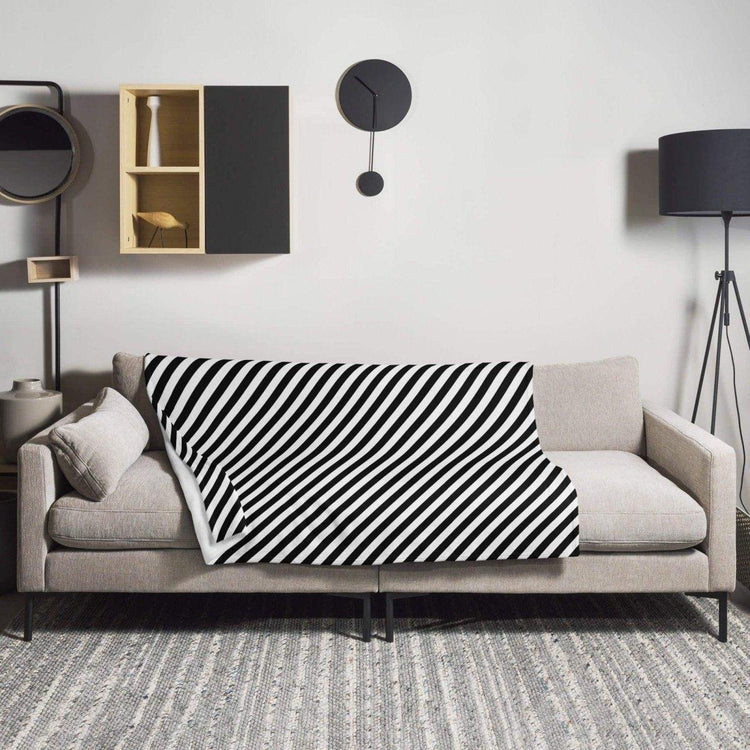 Hochwertige hypoallergene Sofadecke 125x150cm von BUYATHOME24, pflegeleicht und bedruckbar, ideal für gemütliche Abende.