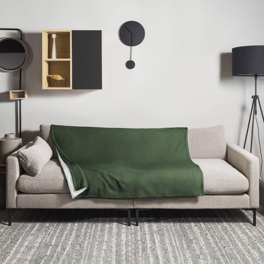 Helle, hypoallergene und flammhemmende Sofadecke 125x150cm von BUYATHOME24, weiche Textur und modernes Design sichtbar.