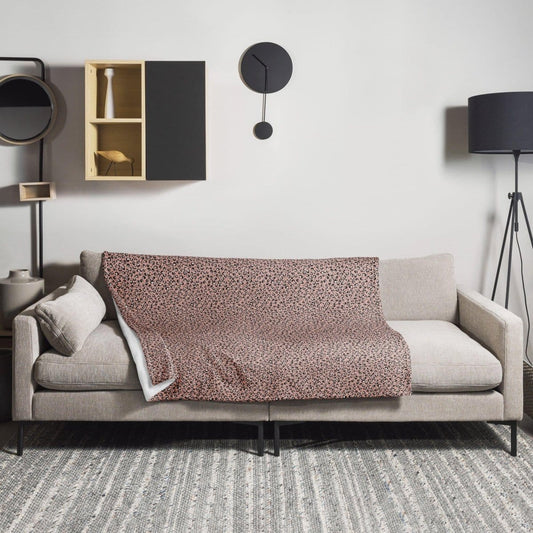 Hypoallergene und flammhemmende Sofadecke 125x150 cm von BUYATHOME24, weiches Textil mit modernem Druckmuster.