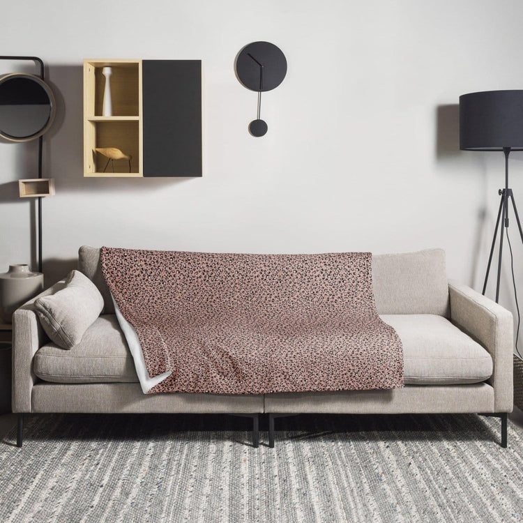Hypoallergene und flammhemmende Sofadecke 125x150 cm von BUYATHOME24, weiches Textil mit modernem Druckmuster.