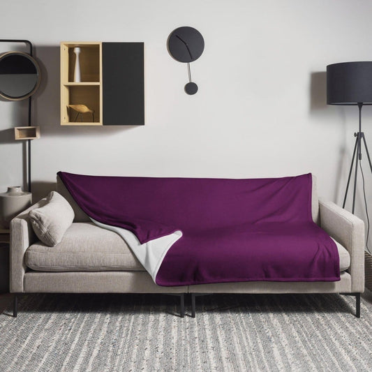 Hypoallergene und flammhemmende Sofadecke 125x150cm von BUYATHOME24, weiche Kuscheldecke auf einem Sofa liegend.