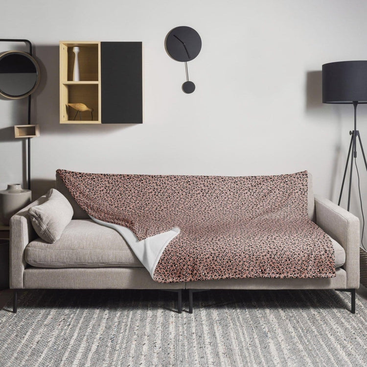 Hypoallergene und flammhemmende Sofadecke 125x150cm von BUYATHOME24, weiche Textiloptik, ideal für gemütliche Abende auf der Couch.