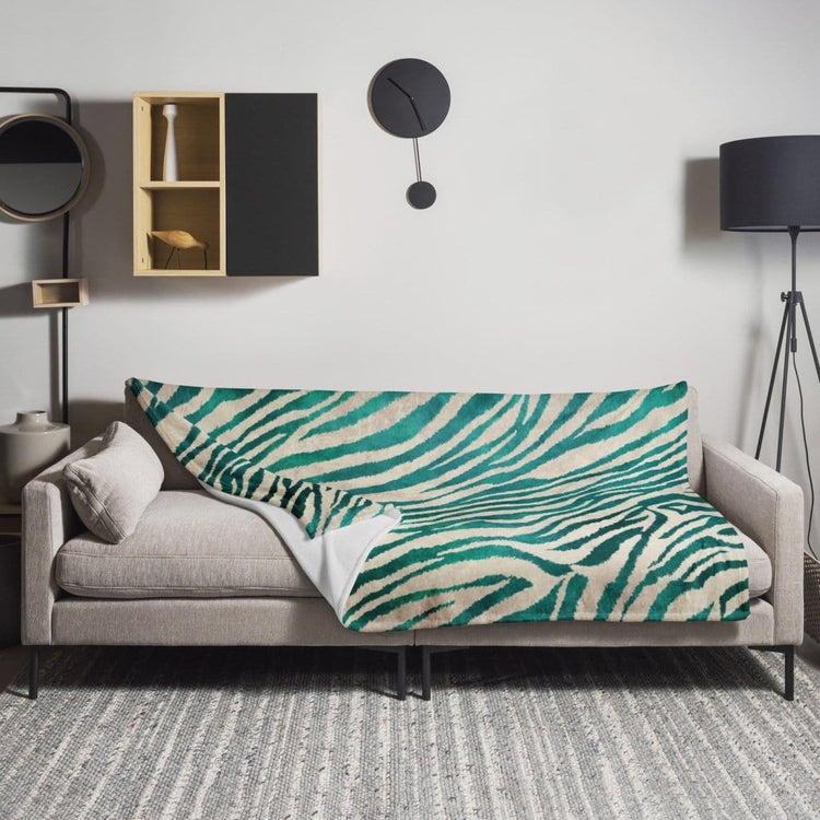 Hochwertige hypoallergene und flammhemmende Sofadecke 125x150 cm von BUYATHOME24, weicher Stoff, ideal für gemütliches Wohnen.