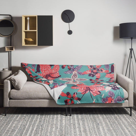 Hypoallergene Polyester-Kuscheldecke 125x150 cm von BUYATHOME24, weiche Sofadecke zum Einkuscheln und Wohlfühlen.