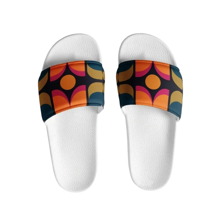 Damen Badeschlappen aus gepolstertem Kunstleder in Größe 36-44, bequeme Sandalen von BUYATHOME24, seitliche Ansicht