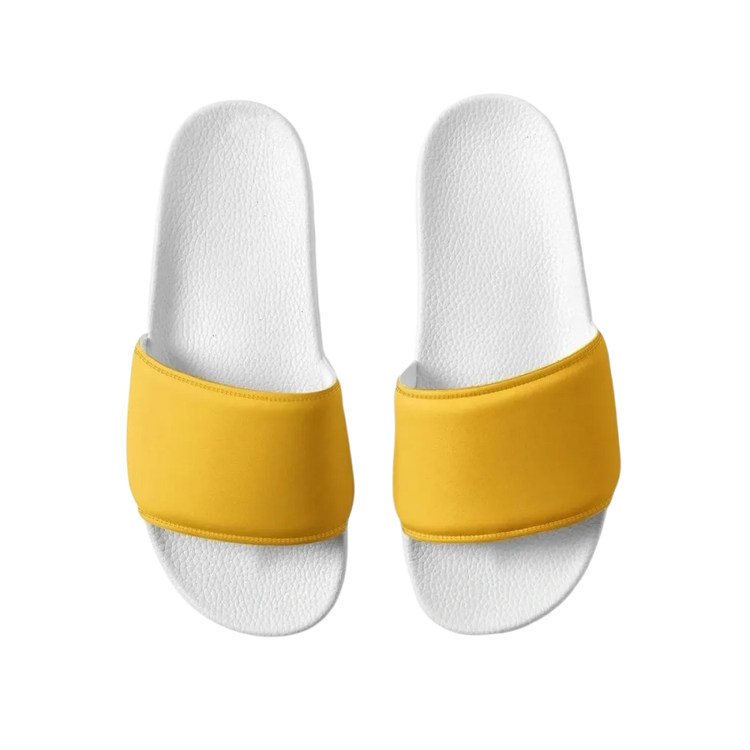 Damen Badeschuhe aus Kunstleder mit PU-Sohle in Größe 36-44, bequeme Badeschlappen von BUYATHOME24, auf einem Badezimmerboden.