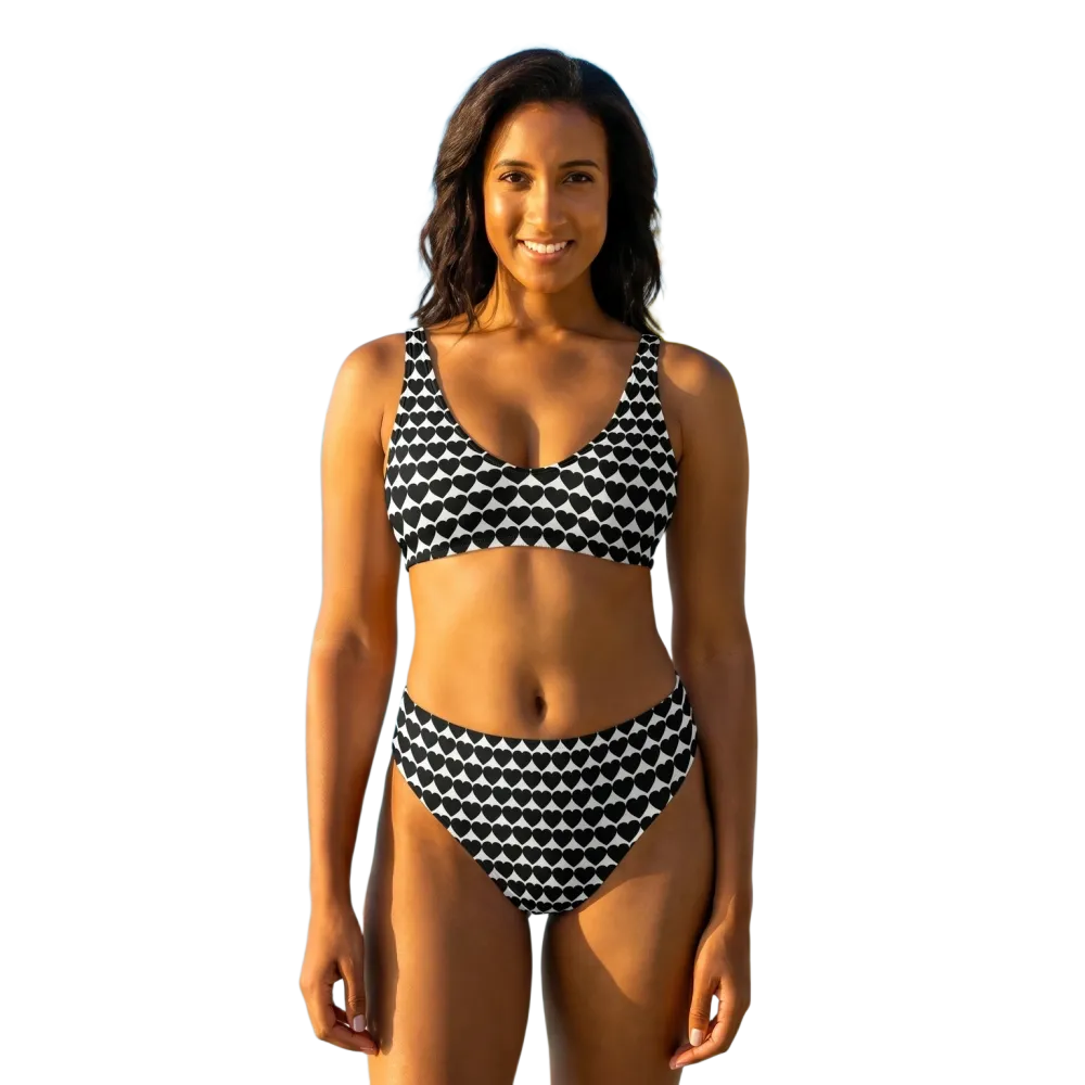 Damen Bikini von BUYATHOME24, schnelltrocknend mit Einlagen, in den Größen XS bis 3XL, zeigt das Oberteil und Hose in lebendigen Farben
