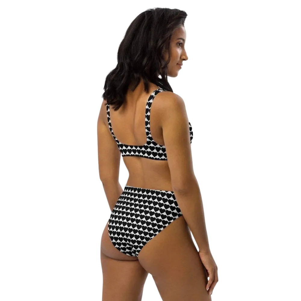 Damen Bikini von BUYATHOME24 in Größe XS-3XL, schnelltrocknend mit Einlagen, zeigt das Oberteil und Höschen in bunten Mustern.