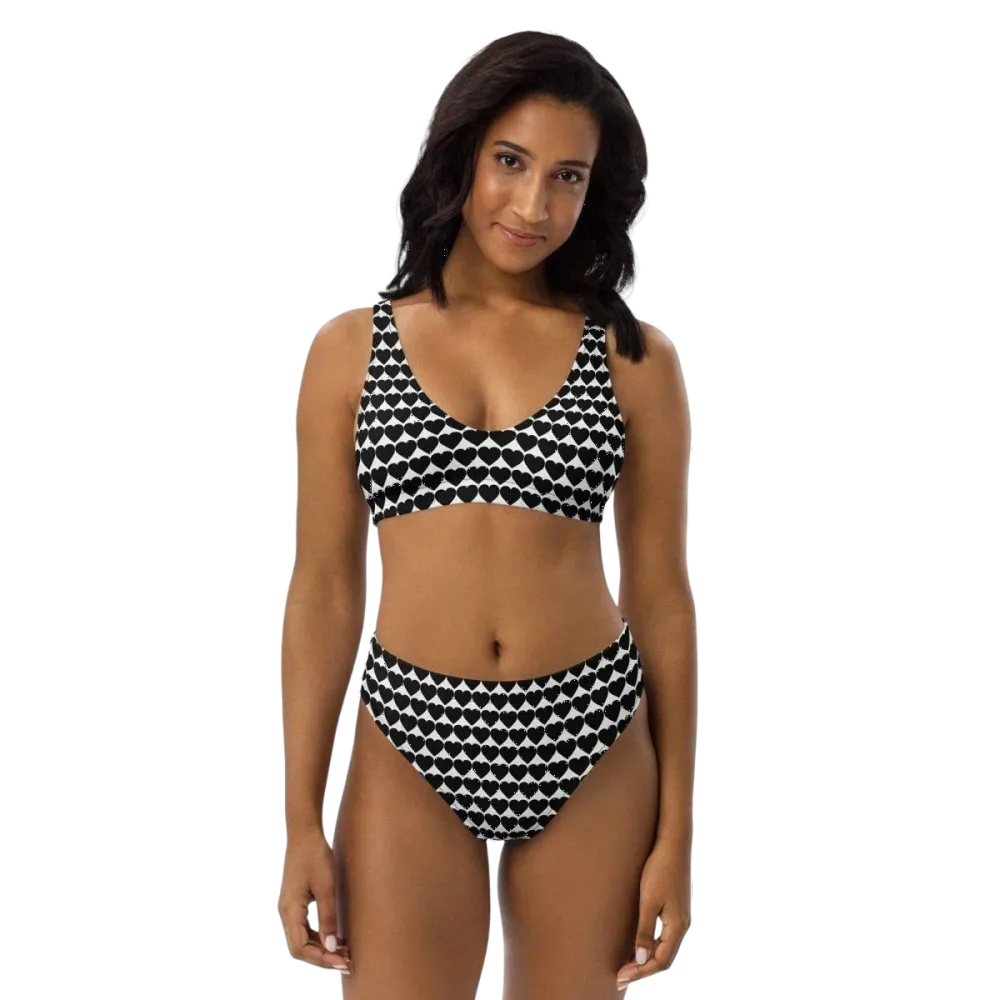 Damen Bikini von BUYATHOME24 in XS-3XL, schnelltrocknend mit Einlagen, schwarz mit bunten Mustern, liegt auf einem Strandtuch