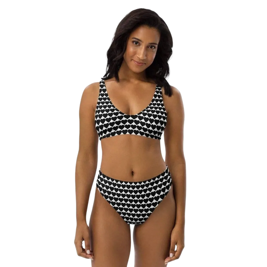 Damen Bikini von BUYATHOME24 in XS-3XL, schnelltrocknend mit Einlagen, schwarz mit bunten Mustern, liegt auf einem Strandtuch