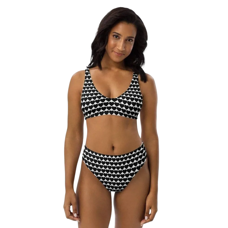 Damen Bikini von BUYATHOME24 in XS-3XL, schnelltrocknend mit Einlagen, schwarz mit bunten Mustern, liegt auf einem Strandtuch
