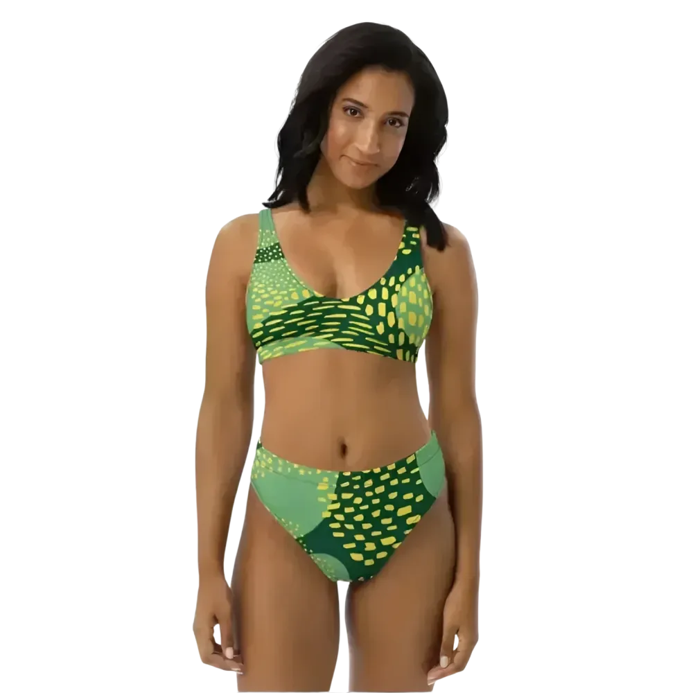 Damen Bikini von BUYATHOME24, schnelltrocknend mit Einlagen, in XS bis 3XL, personalisierbar, auf einem blauen Strandtuch liegend