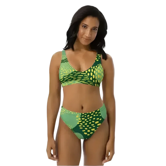 Damen Bikini von BUYATHOME24, schnelltrocknend mit Einlagen, in XS bis 3XL, personalisierbar, auf einem blauen Strandtuch liegend