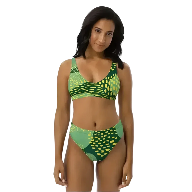 Damen Bikini von BUYATHOME24, schnelltrocknend mit Einlagen, in XS bis 3XL, personalisierbar, auf einem blauen Strandtuch liegend