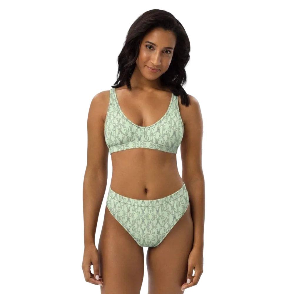 Damen Bikini von BUYATHOME24, schnelltrocknend mit Einlagen, in XS bis 3XL, zeigt Oberteil und Unterteil in sommerlicher Farbe