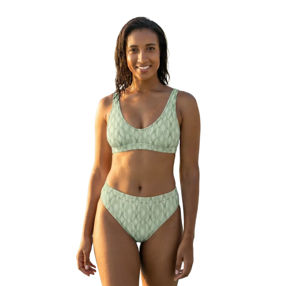 Damen Bikini von BUYATHOME24, schnelltrocknend mit Einlagen, in XS bis 3XL, zeigt das Bikini-Oberteil mit bunten Mustern.
