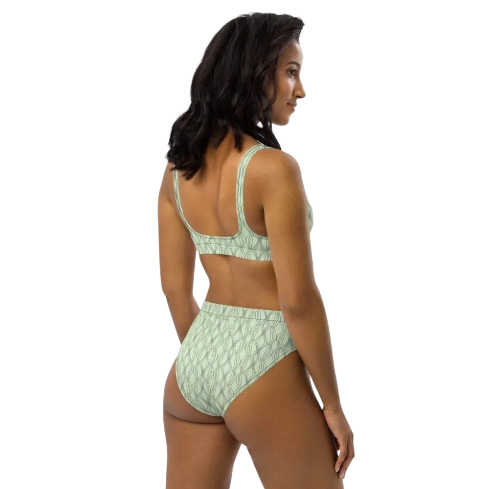 Damen Bikini von BUYATHOME24, schnelltrocknend mit Einlagen, in XS bis 3XL, zeigt Oberteil und Höschen in lebendigen Farben