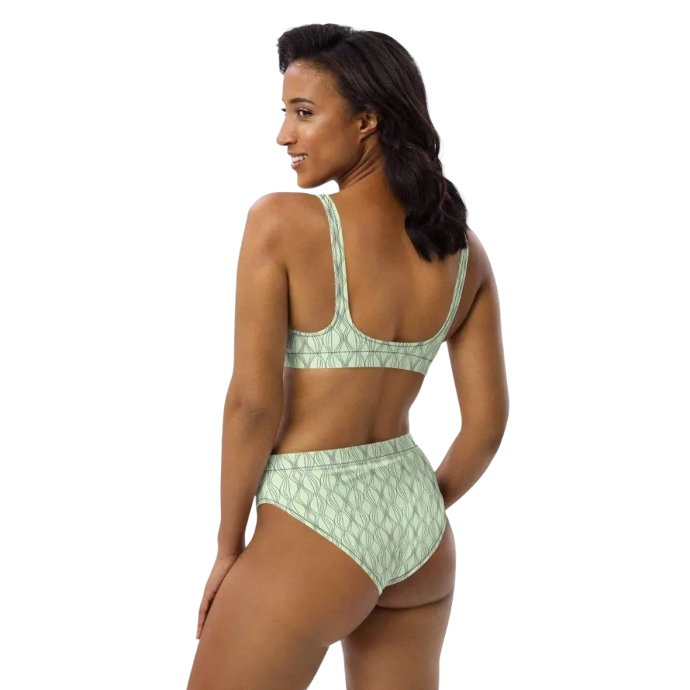 Damen Bikini in XS-3XL von BUYATHOME24, schnelltrocknend mit Einlagen, zeigt das Oberteil und Unterteil in lebendigen Farben.