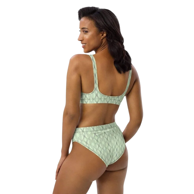 Damen Bikini in XS-3XL von BUYATHOME24, schnelltrocknend mit Einlagen, zeigt das Oberteil und Unterteil in lebendigen Farben.