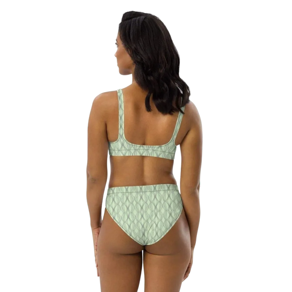Damen Bikini von BUYATHOME24 in XS-3XL, schnelltrocknend mit Einlagen, modisches Design, liegt flach auf einer weißen Oberfläche