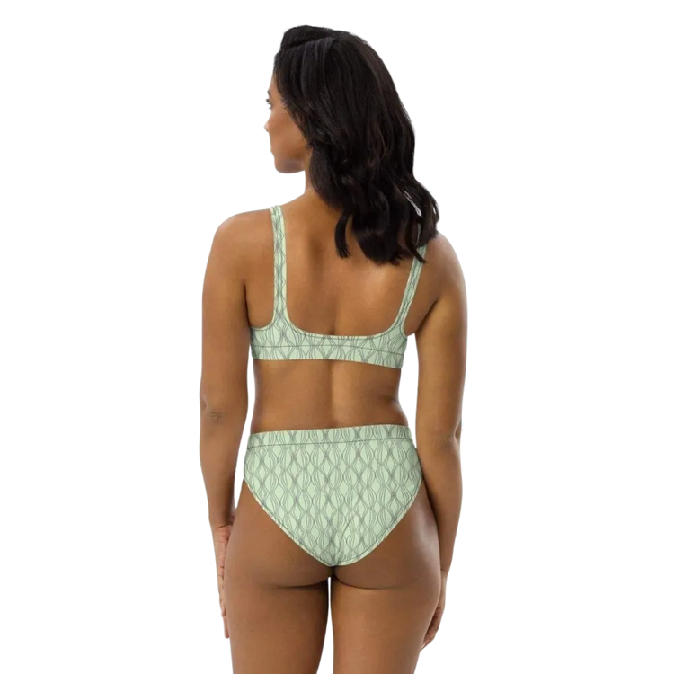 Damen Bikini von BUYATHOME24 in XS-3XL, schnelltrocknend mit Einlagen, modisches Design, liegt flach auf einer weißen Oberfläche