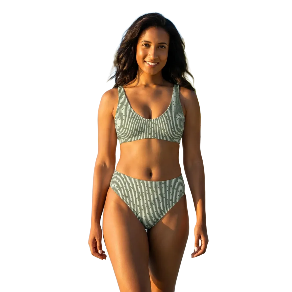 Damen Bikini von BUYATHOME24, schnelltrocknend mit Einlagen, in Größe XS bis 3XL, zeigt das Oberteil mit bunten Mustern.