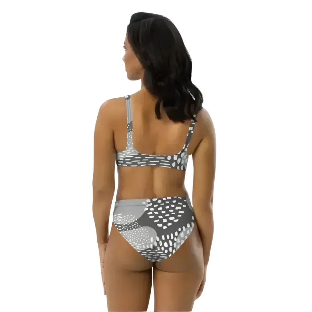 Damen Bikini XS-3XL von BUYATHOME24, schnelltrocknend, personalisierbar, aus Polyester-Elasthan, liegt flach auf einem Strandtuch.