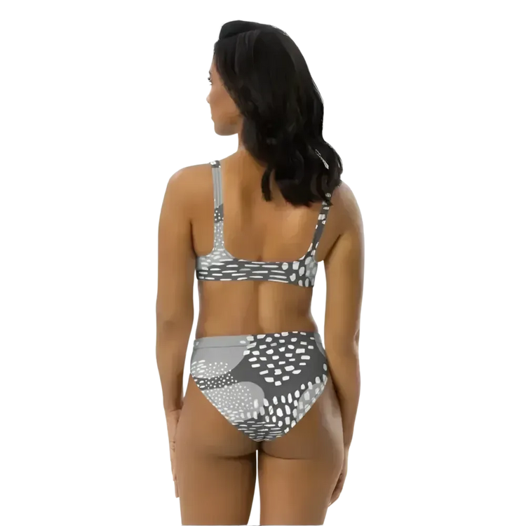 Damen Bikini XS-3XL von BUYATHOME24, schnelltrocknend, personalisierbar, aus Polyester-Elasthan, liegt flach auf einem Strandtuch.