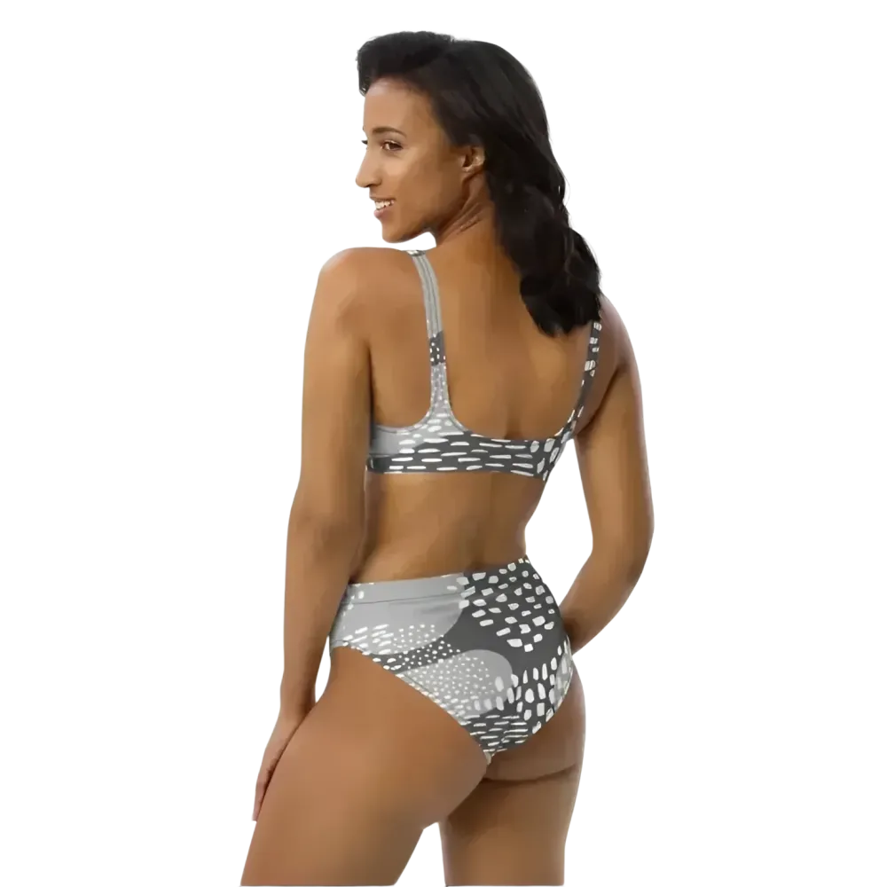 Damen Bikini von BUYATHOME24, schnelltrocknend, personalisierbar, in XS-3XL, aus Polyester-Elasthan, liegt flach auf weißem Hintergrund