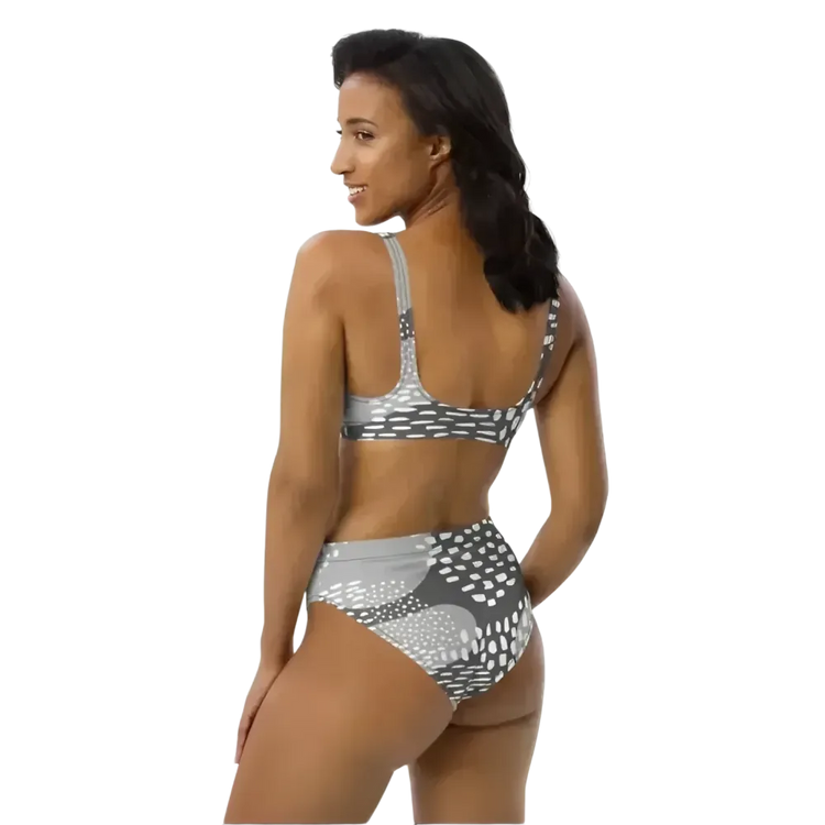 Damen Bikini von BUYATHOME24, schnelltrocknend, personalisierbar, in XS-3XL, aus Polyester-Elasthan, liegt flach auf weißem Hintergrund