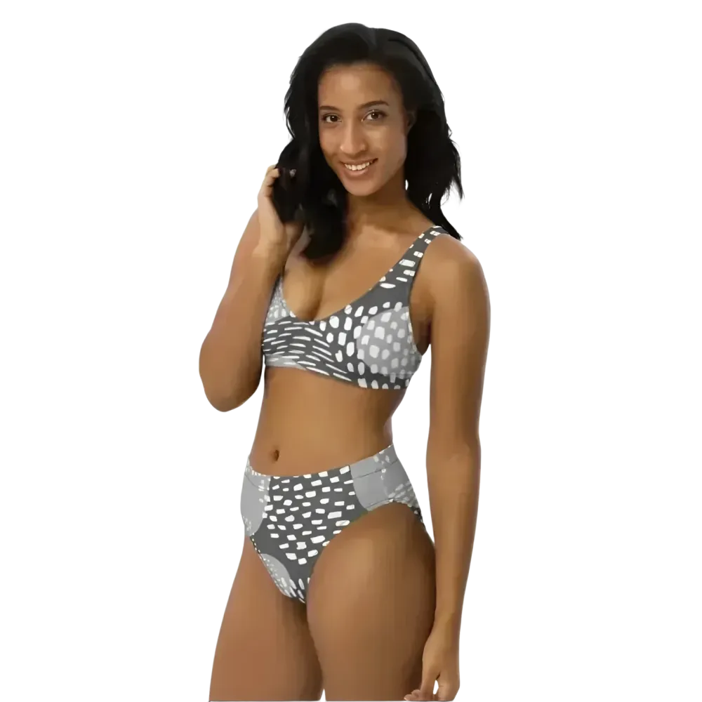 Damen Bikini XS-3XL aus Polyester-Elasthan, schnelltrocknend, in verschiedenen Farben, von BUYATHOME24, liegt flach auf einem Strandtuch