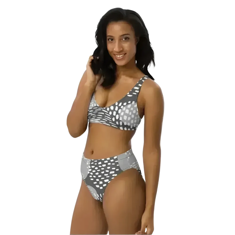 Damen Bikini XS-3XL aus Polyester-Elasthan, schnelltrocknend, in verschiedenen Farben, von BUYATHOME24, liegt flach auf einem Strandtuch