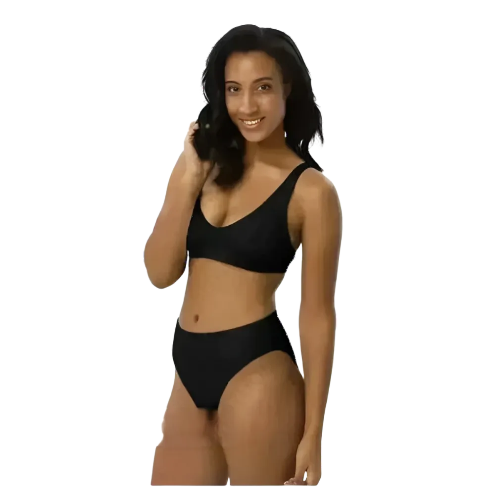 Schwarzer Damen Bikini von BUYATHOME24, schnelltrocknend und kurvenbetonend, in den Größen XS bis 3XL, auf einem Model getragen.