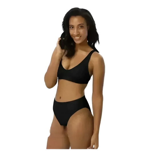Schwarzer Damen Bikini von BUYATHOME24, schnelltrocknend und kurvenbetonend, in den Größen XS bis 3XL, auf einem Model getragen.