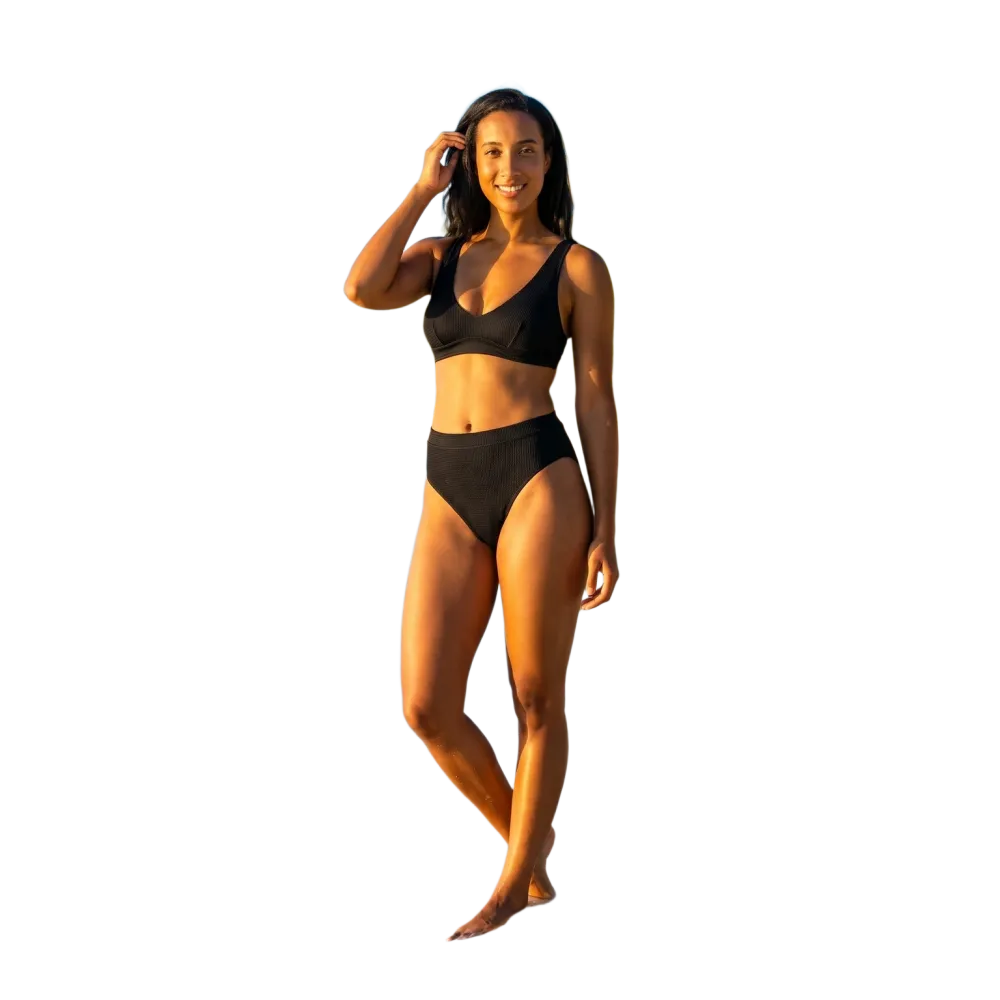 Schwarzer Damen Bikini von BUYATHOME24, schnelltrocknend und kurvenbetonend, in den Größen XS bis 3XL, auf leuchtendem Strandhintergrund.