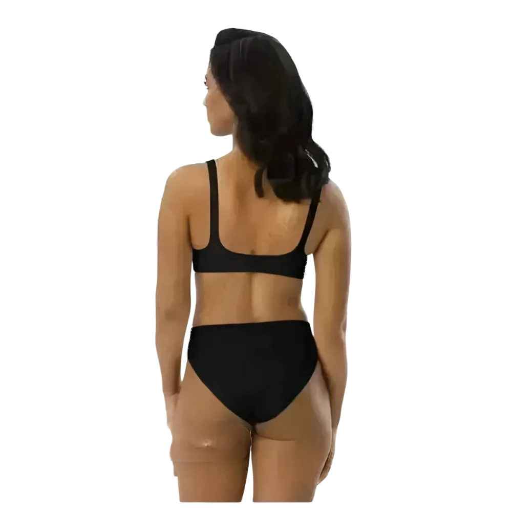 Schwarzer Damen Bikini von BUYATHOME24, schnelltrocknend und kurvenbetonend, in den Größen XS bis 3XL, auf einem Model getragen.