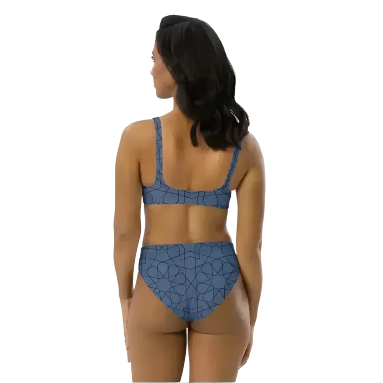 Damen Bikini-Set von BUYATHOME24, schnelltrocknend, in verschiedenen Größen XS bis 3XL, bunt bedruckt, auf einem Model getragen