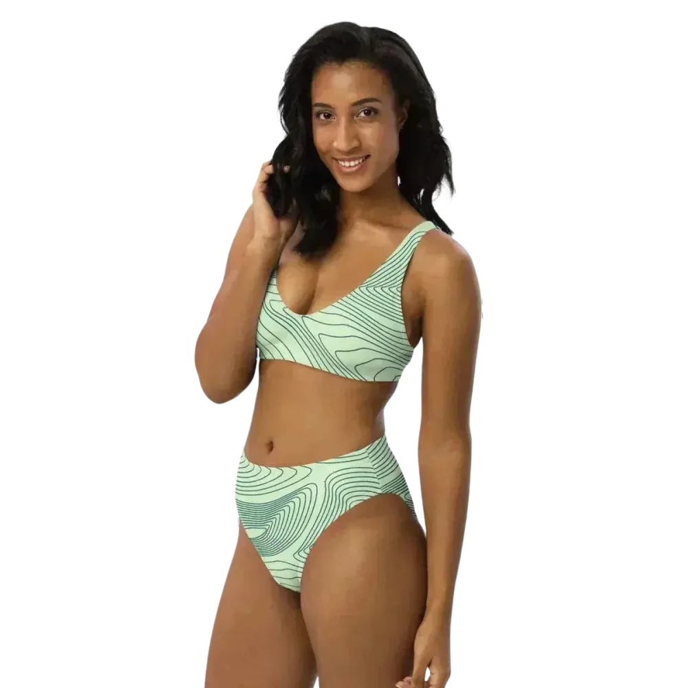 Damen Bikini-Set von BUYATHOME24 in XS-3XL, schnelltrocknend, personalisierbar, mit Top und Bikini-Hose, auf einem weißen Hintergrund.