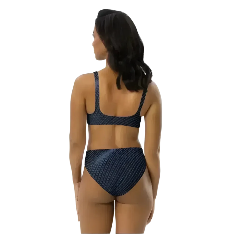 Damen Bikini-Set von BUYATHOME24 in verschiedenen Größen, schnelltrocknend und personalisierbar, liegt flach auf einer weißen Oberfläche.