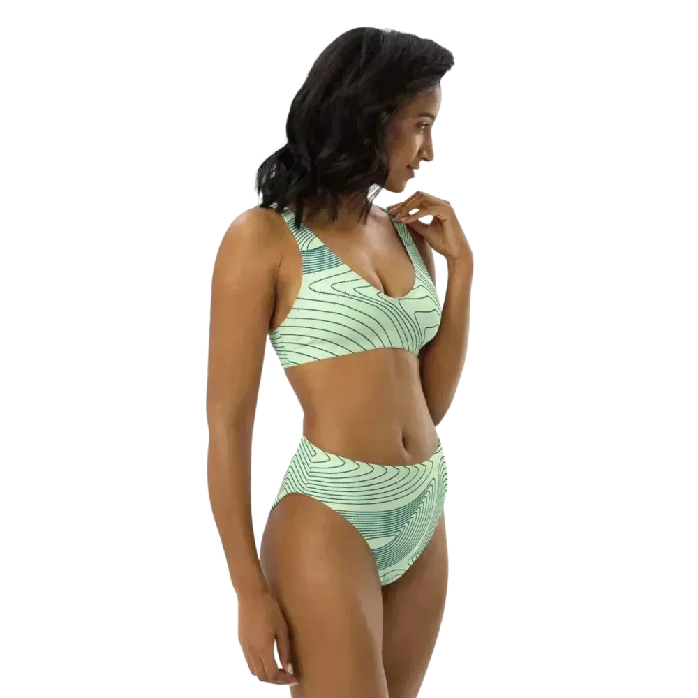 Damen Bikini Set von BUYATHOME24 in XS-3XL, schnelltrocknend, personalisierbar, mit buntem Muster, auf weißem Hintergrund.