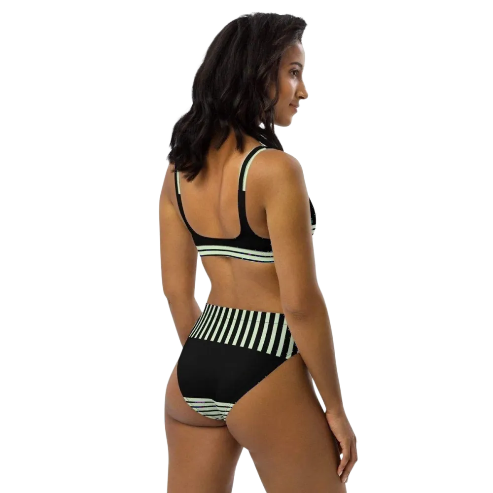 Damen Bikini von BUYATHOME24, zweilagig und schnelltrocknend, in XS bis 3XL, zeigt das Oberteil und Höschen in leuchtenden Farben